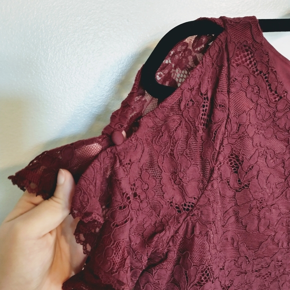 Laundry by Shelli Segal maroon cold shoulder shirt sleeve top lace and lined siz - Picture 5 of 5